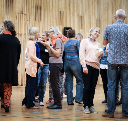 Workshop-deltagere står op