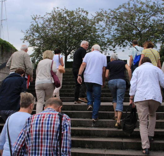 Mennesker på vej op ad trappe