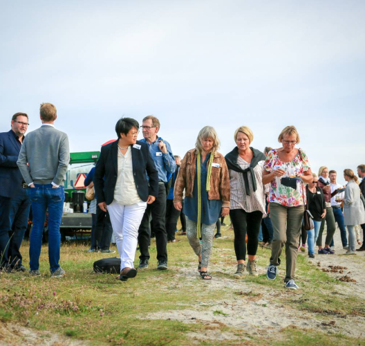 En gruppe mennesker holder pause i naturen