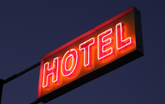 Neonskilt med teksten Hotel