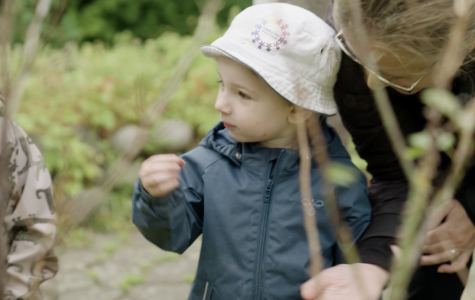 Barn og dagplejer i naturen