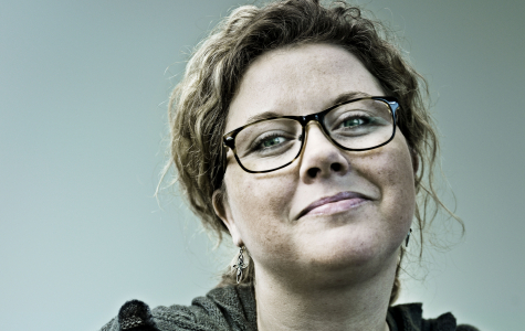 Kvinde på grå baggrund