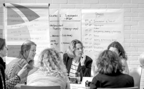 Socialstyrelsen: Otte personer snakker sammen rundt om bord.