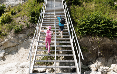 To børn på vej op ad trappe ved Stevns Klint