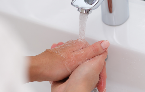 Nærbilleder af en person, der vasker hænder
