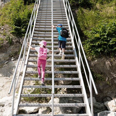 To børn på vej op ad trappe ved Stevns Klint